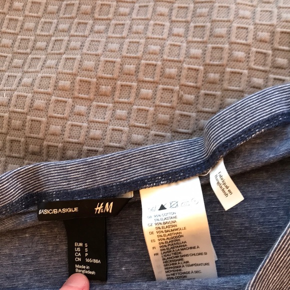 H&M mini skirt - Picture 2 of 3